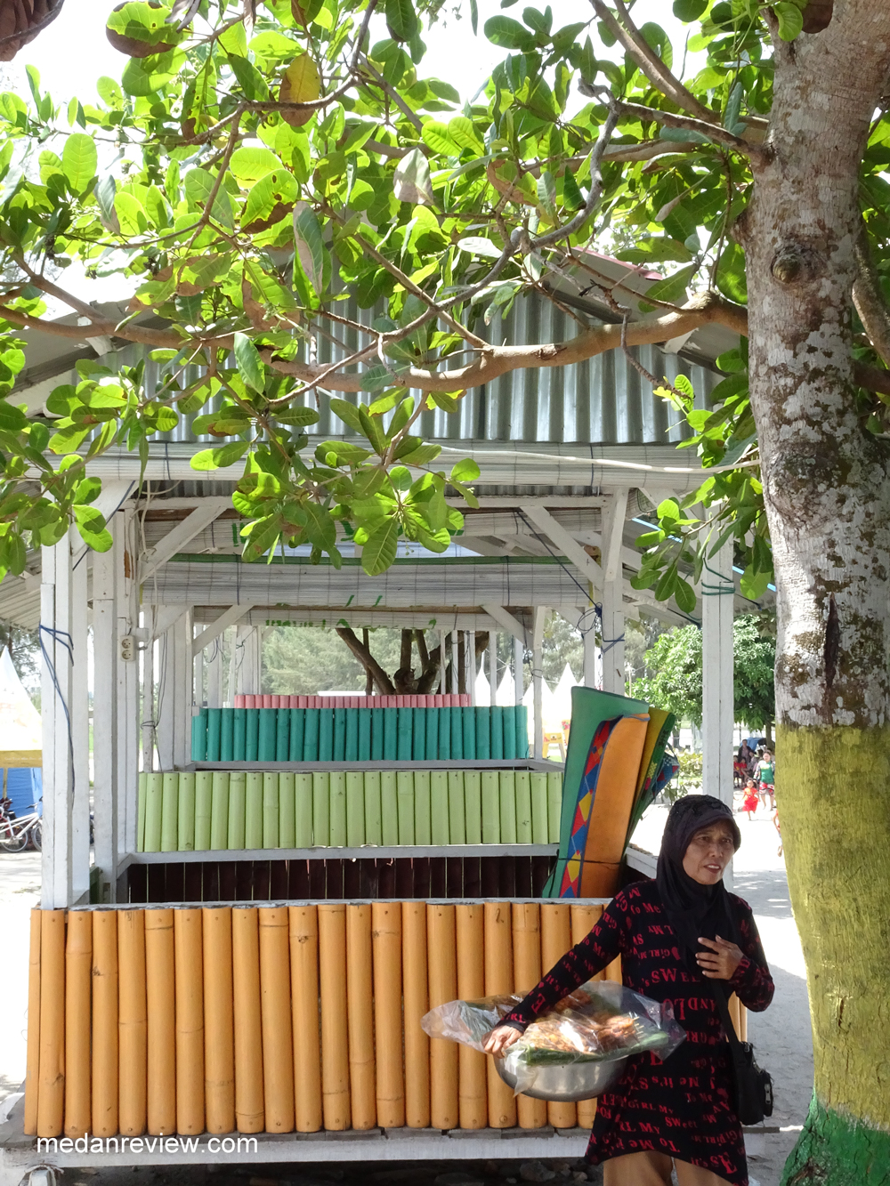 Penjaja Jajanan Khas Pantai