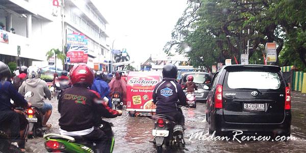 Banjir di depan stasiun kereta api medan