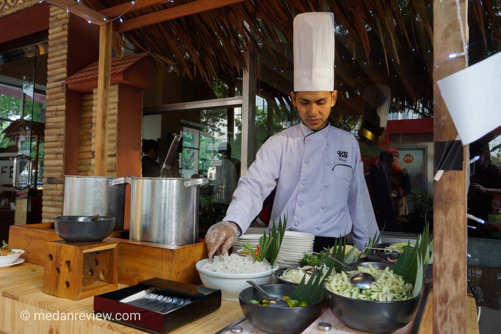 Chef Sedang Mempersiapkan Laksa Penang