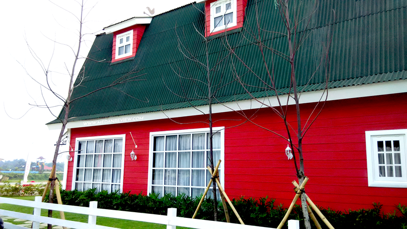 Merci Barn View : Side with Mini Garden