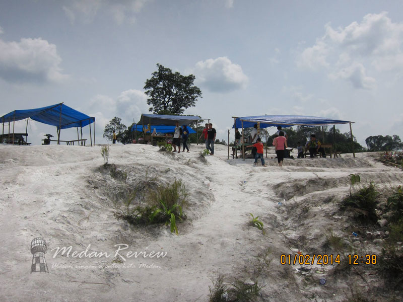 Pondok / tempat peristirahatan atau duduk-duduk di lokasi wisata alam kawah putih