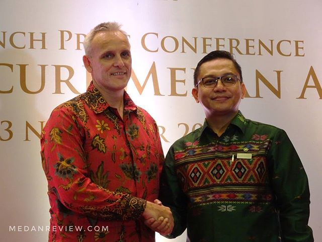 Mr. Garth Simmons (Chief Operating Officer, AccorHotels Malaysia, Indonesia dan Singapura) dan Mr. Yoesi Bagus Taruna